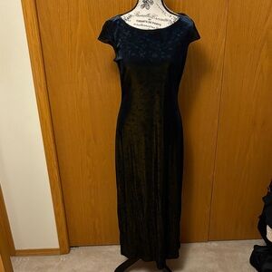 Elegant Black Velvet Maxi Dress
